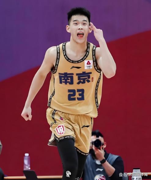 包含清晨CBA季后赛传出新动向，亚特兰大绝杀压哨，管理层表态——气氛紧张，数据趋势出现新变化的词条